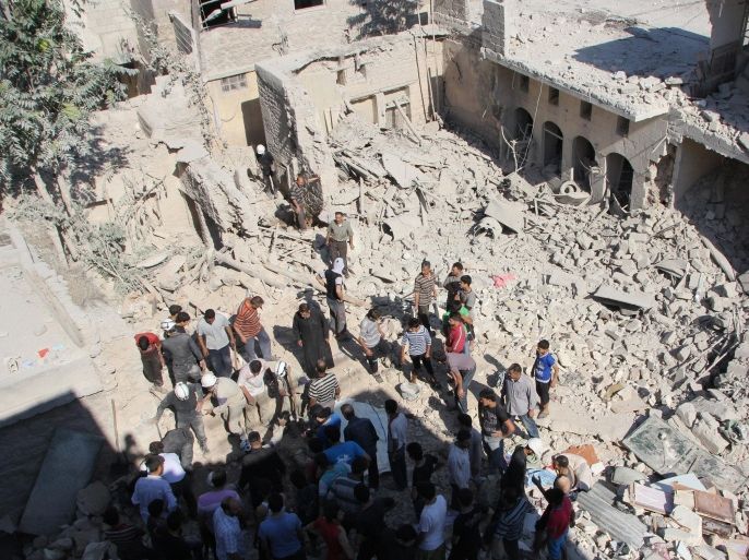 Syrian residents and rescue workers search the rubble for survivors on May 27, 2014 following a reported air strike by government forces in the al-Maghayer al-Qadima (Old Caves) neighbourhood in Aleppo. Elsewhere on the ground, rebels advanced in Idlib province as Al-Qaeda's Syria branch, Al-Nusra Front, claimed responsibility for two car bomb attacks that killed 12 people on May 25 in the central city of Homs. AFP PHOTO / BARAA AL-HALABI