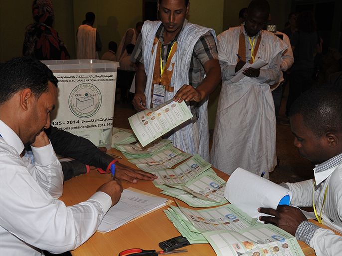 الصور الأولى لعمليات الفرز في الانتخابات الرئاسية في موريتانيا