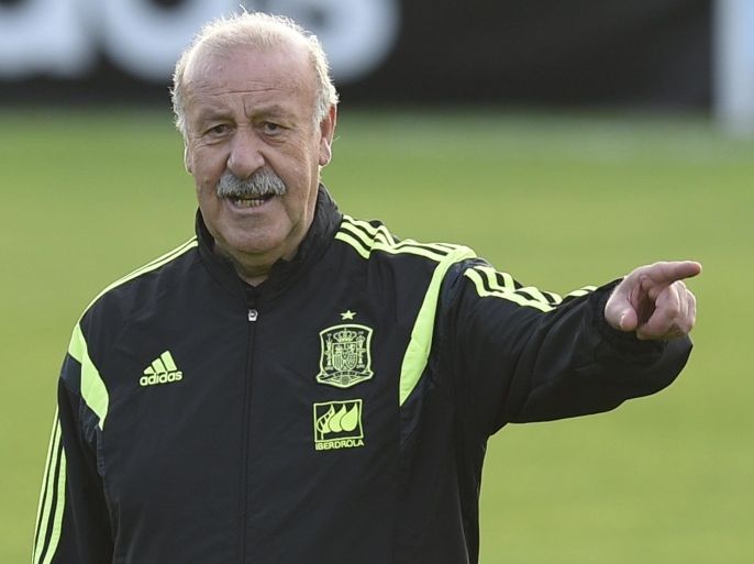 Spain's coach Vicente Del Bosque gives instructions during a training session on June 9, 2014, at CT do Caju in Curitiba prior to the start of the 2014 FIFA World Cup. AFP PHOTO/ LLUIS GENE