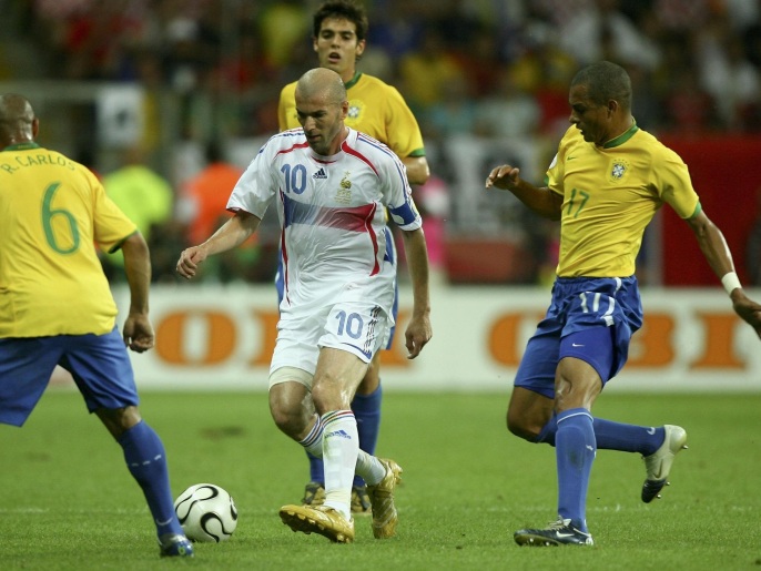 ‪تمريرة حاسمة من زيدان صنعت هدف فوز فرنسا على البرازيل بمونديال 2006‬ (غيتي)