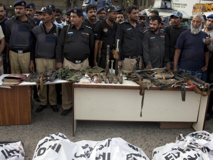 الجيش الباكستاني عرض أسلحة قال إنه صادرها من المسلحين (أسوشيتد برس)