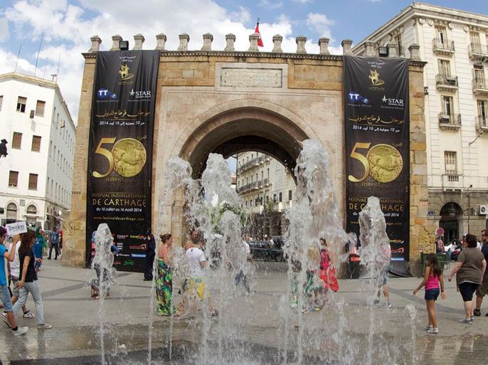 شعار مهرجان قرطاج يكسو بعض المعالم الأثرية في تونس (جوان/يونيو مسرح قرطاج الأثري بالعاصمة تونس)
