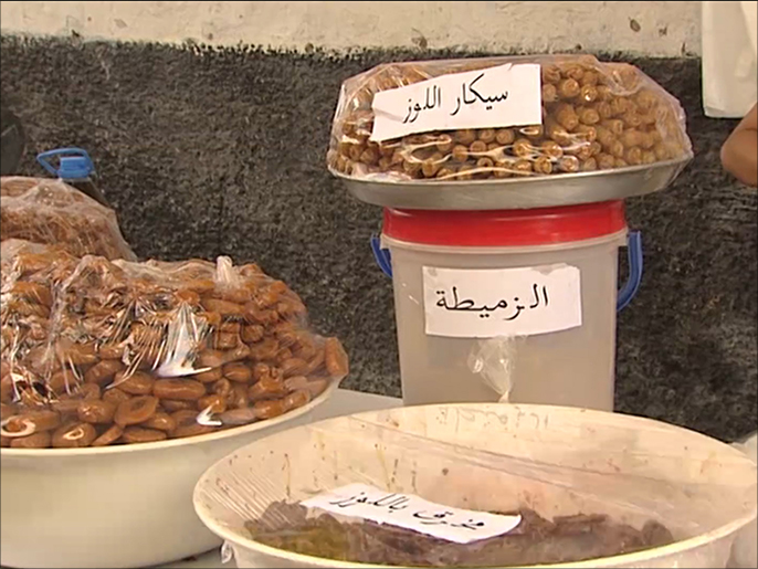 الأسواق المغربية تشهد إقبالا كبيرا على الحلويات والفواكه في رمضان (الجزيرة)