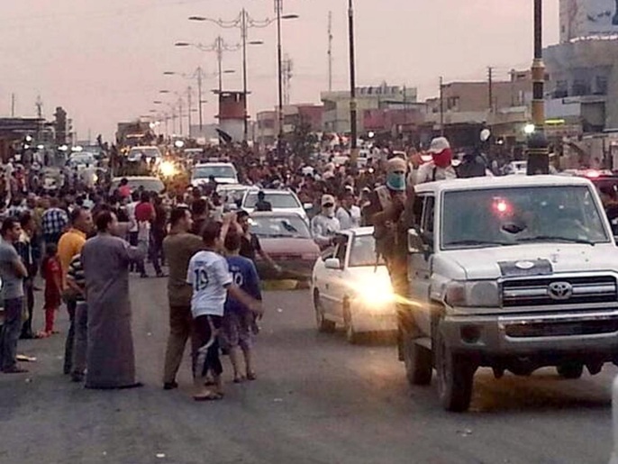 ‪استعراض لمسلحين سيطروا على مدينة الموصل قبل نحو أسبوعين‬ (أسوشيتد برس)