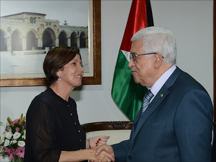 رئيسة حزب ميرتس زهافا جالؤون مع الرئيس الفلسطيني محمود عباس (الجزيرة)