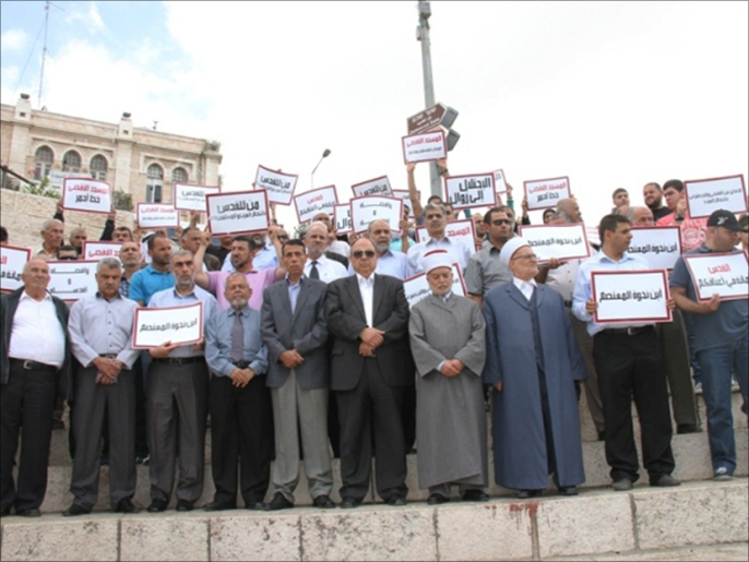 قيادات فلسطينية شاركت في وقفة بالقدس المحتلة في إطار المسيرة العالمية (الجزيرة نت)