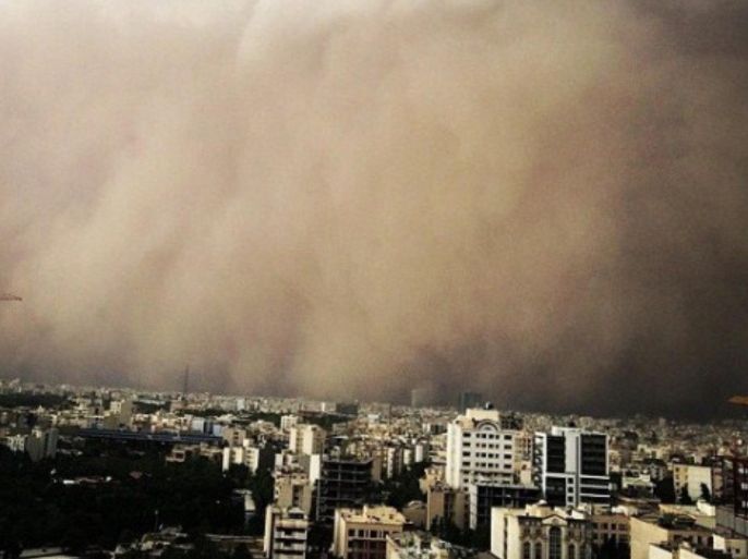 A picture taken with a smart-phone shows a sandstorm engulfing the Iranian capital Tehran on June 02, 2014. A massive sandstorm and record winds killed at least four people in Tehran, plunging the city into darkness, knocking out power supplies, damaging buildings and causing massive disruption. AFP PHOTO/STR