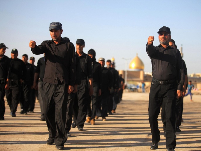 ‪متطوعون شيعة يتلقون تدريبات للانضمام إلى القوات الحكومية‬ (أسوشيتد برس)