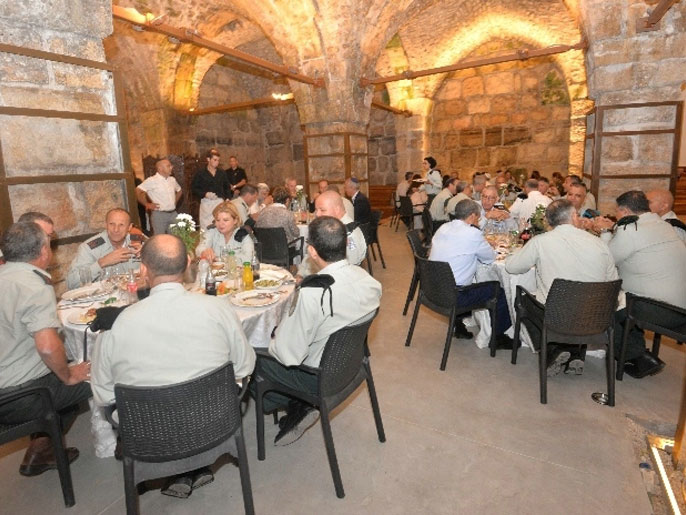 ‪الاحتلال قام قبل تدشين المركز التربوي اليهودي بتنظيم موائد عشاء داخله لقيادات الجيش والشرطة‬ (الجزيرة)