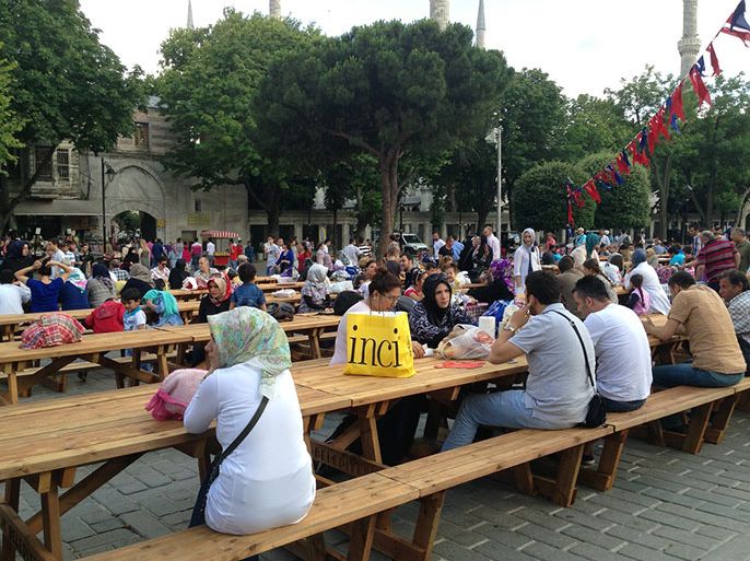 المشاركون بالإفطار الجماعي يبدأون بحجز مقاعدهم في ساحة جامع سلطان أحمد بعد صلاة العصر