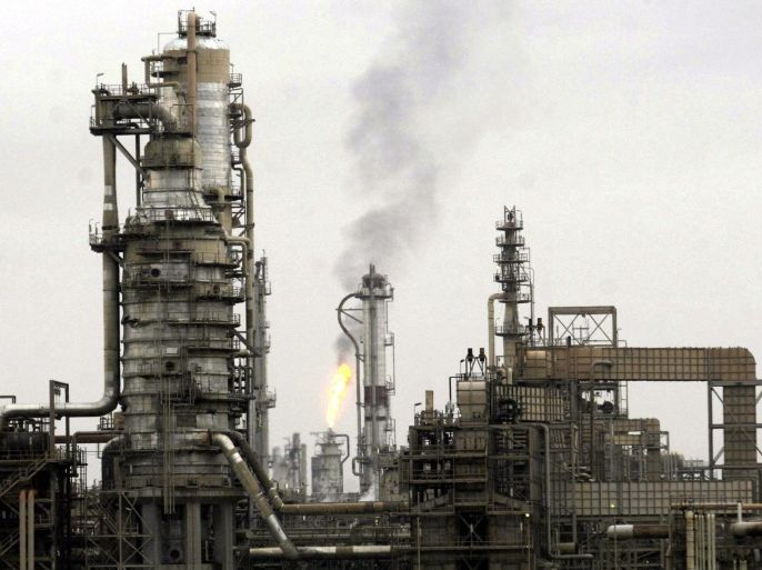 (FILE) A file picture dated 29 December 2009 shows the oil refinery in Baiji, Iraq. According to news reports on 19 June 2014, Sunni militants from the Islamic State in Iraq and the Levant (ISIL) continued to attack the oil refinery some 200 km north of Baghdad. The insurgents reportedly captured large parts of Iraq's largest oil refinery, after an onslaught that started a day earlier. EPA/STR *** Local Caption *** 01977384