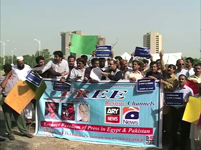 وقفة لعشرات الصحفيين الباكستانيين تضامنا مع صحافيي الجزيرة المعتقلين في مصر