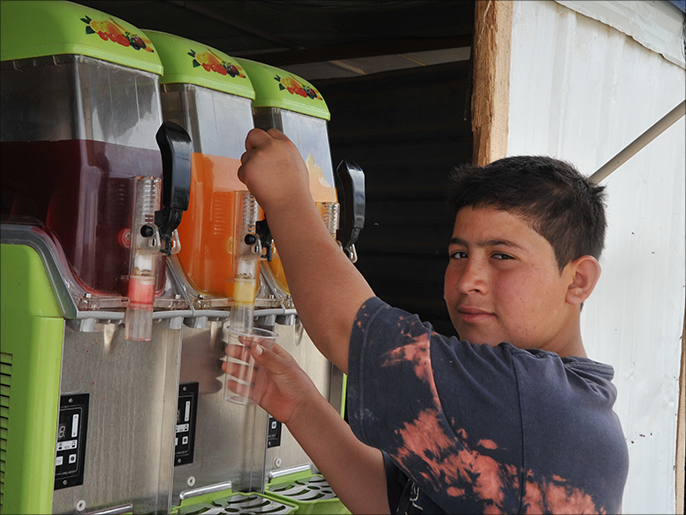 ‪طفل يبيع المرطبات بمخيم الزعتري‬ (الجزيرة-أرشيف)