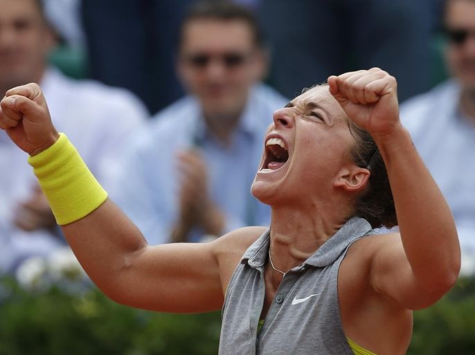 Italy's Sara Errani celebrates winning the fourth round match of the French Open tennis tournament against Serbia's Jelena Jankovic at the Roland Garros stadium, in Paris, France, Monday, June 2, 2014. Errani won in two sets 7-6, 6-2. (AP Photo/Michel Euler)