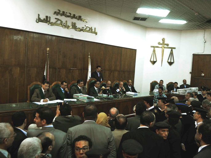 ‪قرار الحل جاء تنفيذا لحكم محكمة مصرية وصفها البعض بغير المختصة‬  (الجزيرة)