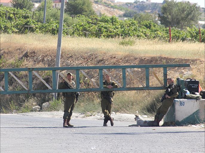 قوات الاحتلال أغلقت اليوم عددا من مداخل مدينة الخليل، جنوب الضفة الغربية، ونصبت حواجز على مداخل أخرى