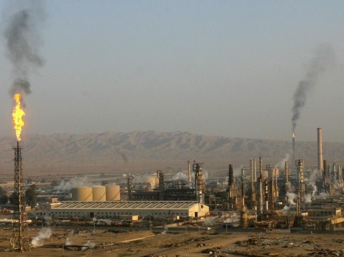 A general view of the Baiji oil refinery, located some 180 km (112 miles) north of Baghdad, in this January 21, 2009 file photo. Iraq's largest oil refinery was shut down on February 26, 2011 after militants carried out a bomb attack and set it on fire, the governor of Salahuddin province said. The militants killed four people and planted bombs at production units for kerosene and benzene at the refinery in the town of Baiji, a former al Qaeda stronghold, Governor Ahmed al-Jubouri said.