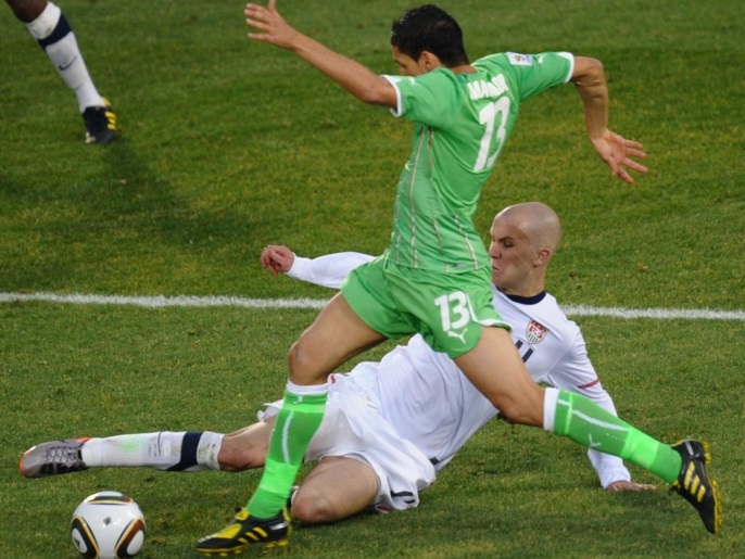 لقطة من مباراة الجزائر والولايات المتحدة بمونديال جنوب أفريقيا 2010 (غيتي) 