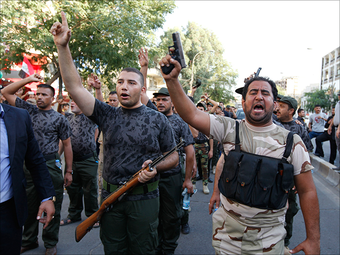 متطوعون عراقيون أثناء استعراضعسكري في بغداد (رويترز)