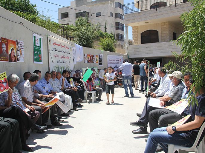 اعتصام ذوي الأسرى الإداريين أمام مقر الصليب الأحمر في الخليل