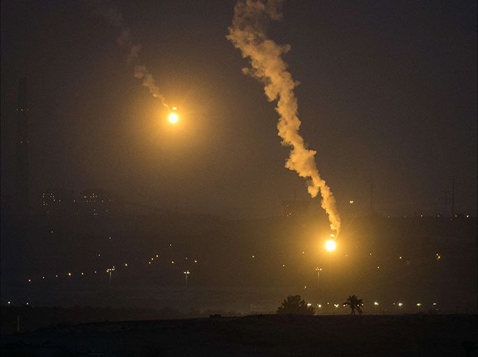 A picture taken from the Israeli Gaza border shows an Israeli army flare illuminating the sky above the Gaza strip on July 17, 2014. Israeli air strikes in Gaza killed four children , medics said, after a humanitarian lull in a 10-day conflict that has killed 237 Palestinians. AFP