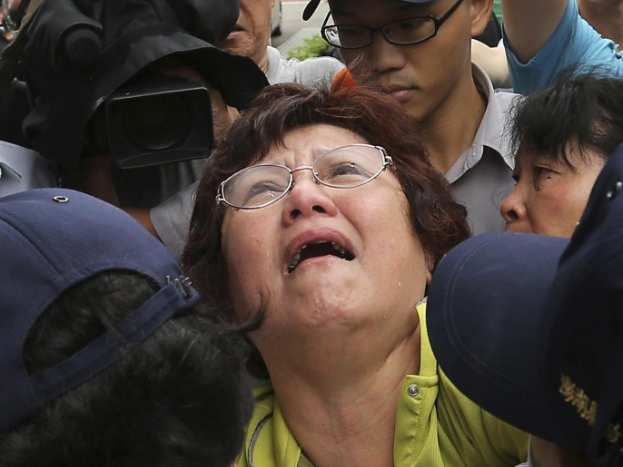 قريبة إحدى ضحايا الطائرة التايوانية (رويترز)