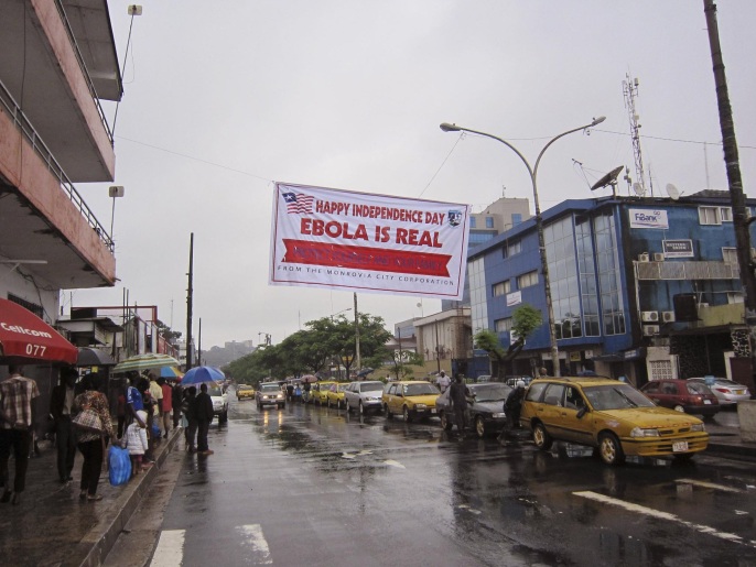 لافتة تحذيرية من المرض في ليبيريا (أسوشيتد برس)