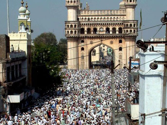 Thousands of Muslim devotees offering Namaz (prayer) of Jumma-E-Vida , on last Friday of of Muslim holy month of Ramadan at historic Macca Masjid near Charminar in Hyderabad, on 21 November 2003. EPA/STRINGER