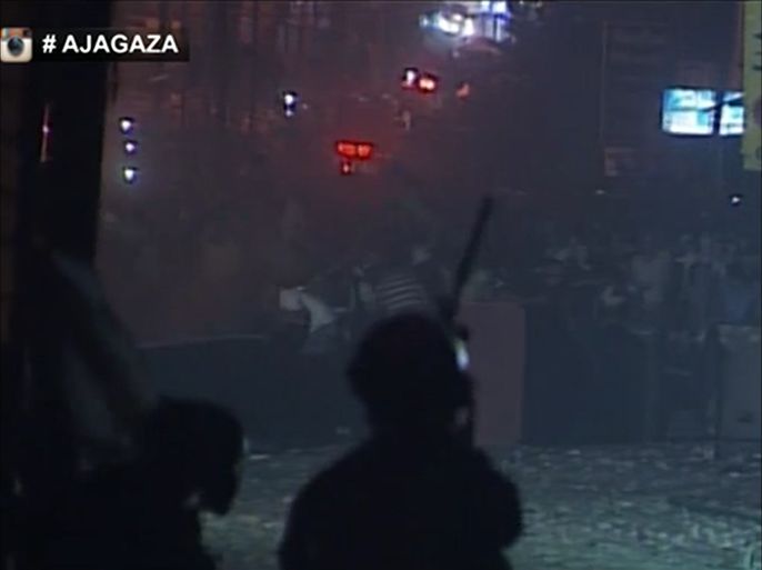 مـواجـهـات عنيفـة بيـن قوات الاحتلال ومتظاهرين فلسطينيين عند حاجز قلنديا