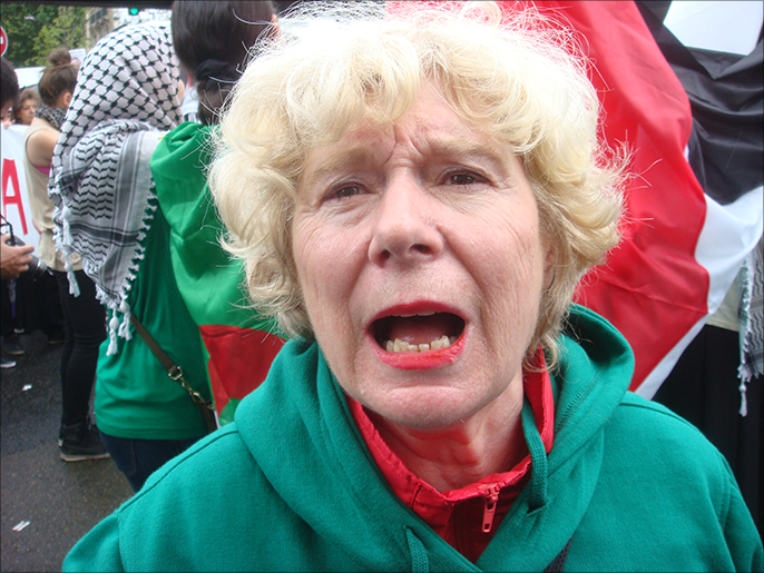 ‪زمور: المظاهرة تعكس غضب الشعب الفرنسي من المذبحة في غزة‬ (الجزيرة)