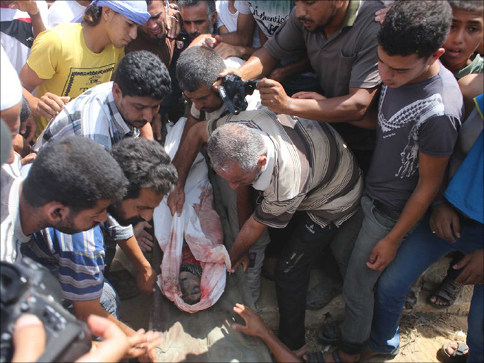 جانب من تشييع ضحايا أسرة الأسطل الذين استهدفت الطائرات الإسرائيلية منزلهمالجزيرة)