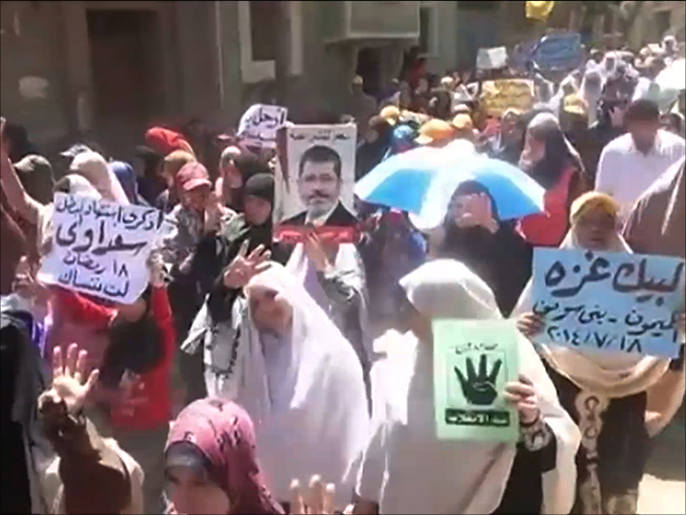 المتظاهرون رفعوا صور مرسي وشارة رابعة ولافتات التضامن مع غازة (الجزيرة)
