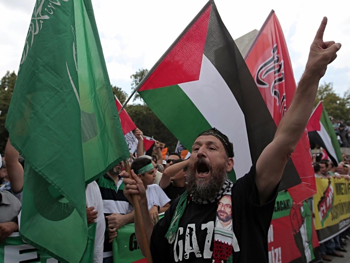المتظاهرون الأتراك هتفوا بشعارات منددة بالعدوان الإسرائيلي (أسوشيتد برس)