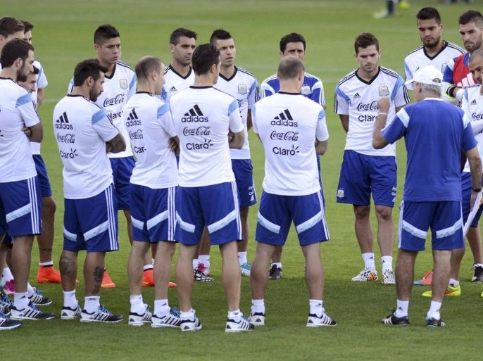 Argentina's national soccer team coach Alejandro Sabella (in white hat) talks to his players during a training session ahead of their 2014 World Cup semi-final match against the Netherlands, in Vespasiano July 6, 2014. REUTERS/Gil Leonardi (BRAZIL - Tags: SOCCER SPORT WORLD CUP)
