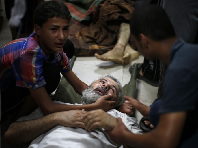 ‪أحد جرحى القصف المدفعي الإسرائيلي‬ (رويترز)