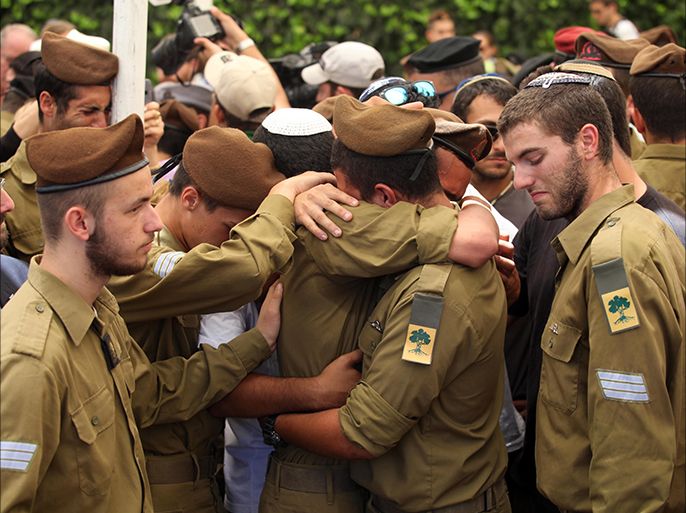 epa04327325 Israeli soldiers during the funeral of Israeli - US citizen who emigrated to Israel from the USA, Sergeant Max Steinberg, in Mount Herzl cemetery, Jerusalem, Israel 23 July 2014. Tens of thousands of people attended the funeral of Max Steinberg the 'lone soldier' who left the USA and volunteered to join the Israel Defense Force and died fighting in the Gaza Strip. According to the Israel Defense Forces 29 Israeli soldiers have been killed and hundreds wounded since the ground invasion into Gaza. EPA/ABIR SULTAN