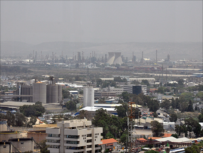 ‪قلق بسبب خصخصة وبيع مصانع الكيماويات وتكرير البترول في حيفا‬ (الجزيرة)