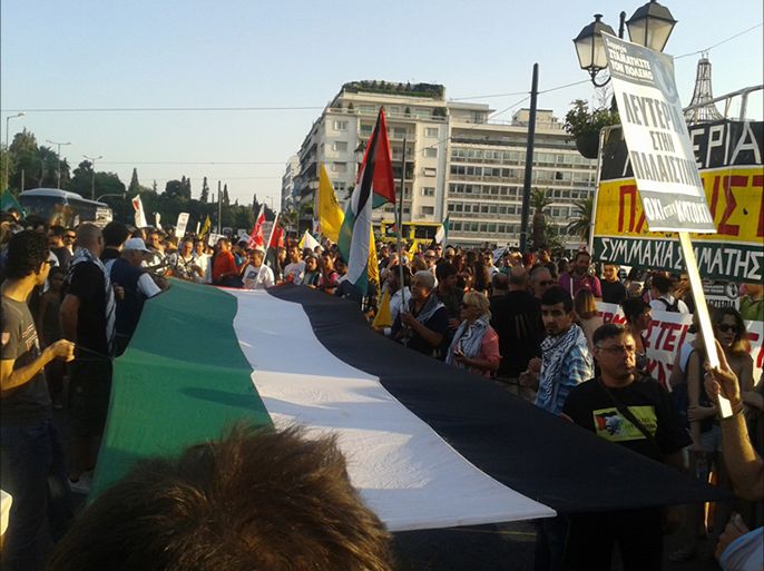 ساحة البرلمان اليوناني وقد رفع المتظاهرون علماً فلسطينياً ضخما