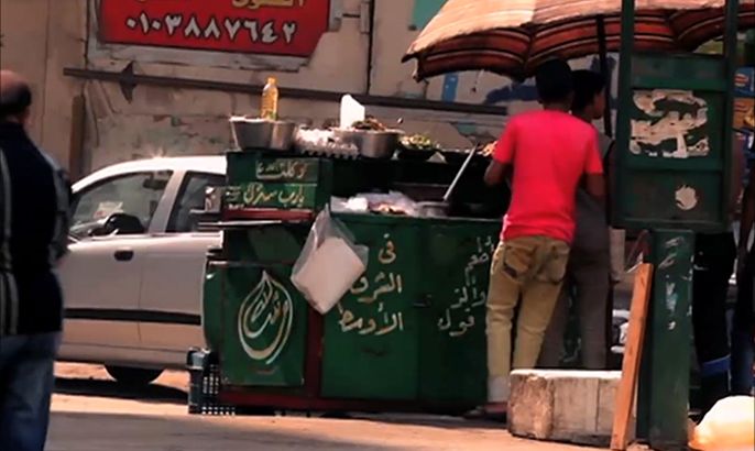 طبق الفول على موائد الإفطار والسحور في مصر