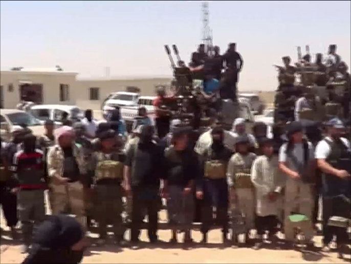 ‪تنظيم الدولة الإسلامية يسيطر على معظم دير الزور‬ (الجزيرة)