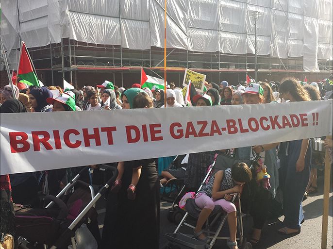 المتظاهرون رفعوا لافتات تطالب بإنهاء حصار غزة. الجزيرة نت
