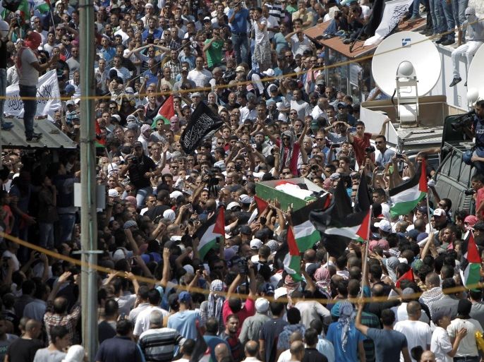 Thousands of mourners gather for the funeral of Mohammed Abu Khder, 16, carry his body to the mosque during his funerals in Shuafat, in israeli annexed East Jerusalem on July 4, 2014. Abu Khder, a Palestinian teenager was reportedly kidnapped and killed, triggering violent clashes in east Jerusalem, in an apparent act of revenge for the murder by militants of three Israeli youths. AFP PHOTO / AHMAD GHARABLI