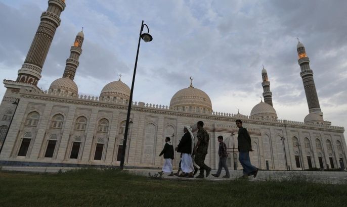 People walk past the al-Saleh mosque during the Muslim fasting month of Ramadan in Sanaa July 2, 2014. REUTERS/Khaled Abdullah (YEMEN - Tags: SOCIETY RELIGION)
