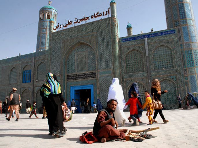 epa04158948 An Afghan man begs at the Blue Mosque believed by some Muslims to be the site of the tomb of Ali ibn Abi Talib, the cousin and son-in-law of Prophet Muhammad, in Mazar i Sharif, Afghanistan, 08 April 2014. Afghanistan's Electoral Complaints Commission has received 1,573 written complaints containing evidence of voter fraud or other violations. Spokesman Nadir Mohseni said it had received more than 3,000, but only 1,573 were written and contained evidence. 'Among the written complaints, 228 were lodged over presidential candidates, 573 over provincial council candidates and other 772 complaints were over electoral employees', he said. About 7 million of the 12 million eligible voters cast ballots in the country's third presidential election on 05 April. EPA/MUSTAFA NAJAFIZADA