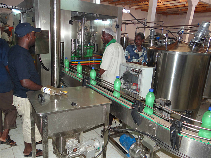 مصنع سوداكينغ في مقديشو ينتج 11 مشروبا مختلفا والمياه المعدنية(الجزيرة)