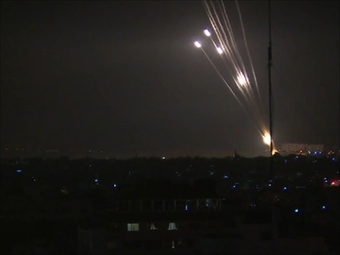 صواريخ المقاومة الفلسطينية ضربت عدة مواقع إسرائيلية (الجزيرة)