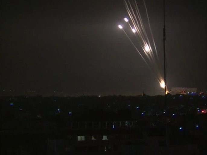 صواريخ المقاومة الفلسطينية تضرب العمق الإسرائيلي