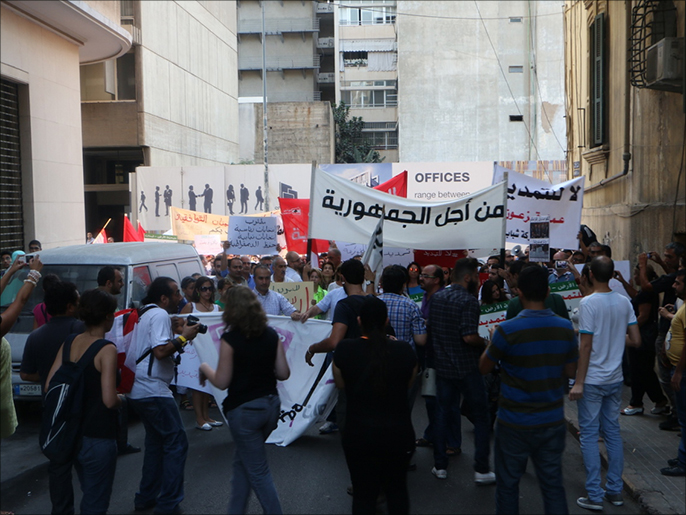 ‪المتظاهرون شددوا على رفضهم للطائفية وطالبوا بإجراء الانتخابات النيابية‬ (الجزيرة)