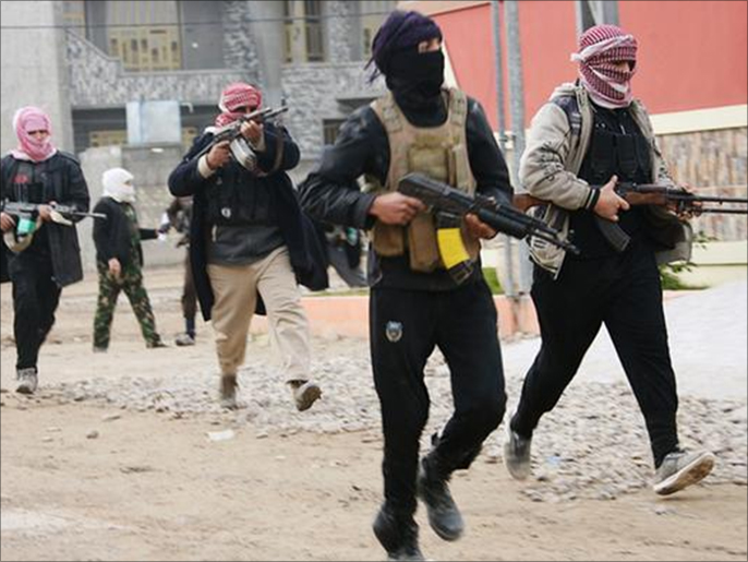 مقاتلون من تنظيم الدولة في أحد أحياء الفلوجة (رويترز-أرشيف)