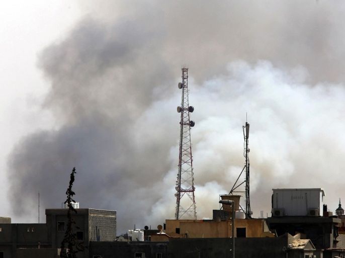 Smoke billows from a petrol depot that has been ablaze four days following clashes between rival militias near the airport in the Libyan capital Tripoli on July 31, 2014. The blaze erupted on July 27 when a rocket fired during clashes between rival militias battling for control of Tripoli international airport struck a tank containing more than six million litres (1.6 million gallons) of fuel. AFP PHOTO / STR